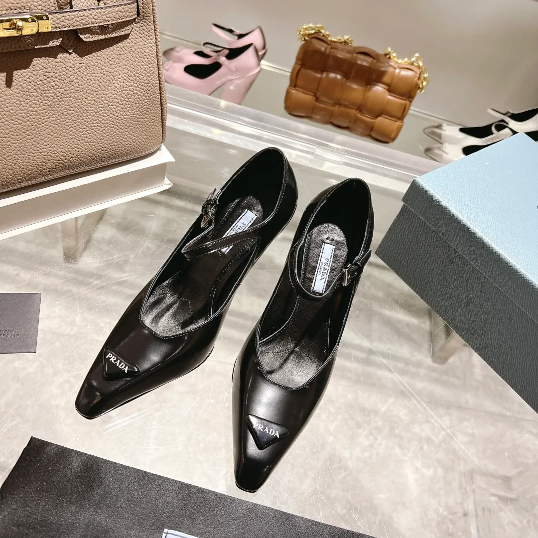 👟👟Ex-factory price 600👟👟 🏧🏧 PRADA ²⁰²²𝐬𝐬Prada’s new product, prada22/23ss “T-stage show style”, the most popular large block heels and wedge-heeled shoes in the ordering conference, (original top-grade open-edge beaded cowhide leather, 3D electronic spray painting color effect. 2 styles are grandly launched.) ——————————————————❣️ The 2022S/23S PRADA autumn and winter new styles are so good-looking. Internet celebrities from all over the world have planted popular models, awakening the imagination of skirt trains, corset ribs and corset curves, streamlined to the extreme ~ super hot series of hot products, iconic logo small leather bag with buckle.  Prada spring 2022's latest electronic inkjet technology, coupled with a small square toe, allows the autumn and winter models to evolve the same look, showing two different styles through different makeup, hair and body shapes with 8.5cm thick heels. Autumn singles and boots are equally charming, and the styles presented are also wonderful!  This season's Prada styles are simpler in design than before. They don't deliberately pursue a trendy or sporty feel. The overall look is natural, and the colors are not too bright. They are so beautiful when paired with a large pointed wedge heel. 😋The original shoes are developed and purchased from Italian counters, and are reproduced 1:1 according to the original taste. The sloped block heel and concave and convex shape are the same as the original. 💛❤️ ⚛ Mixed sheepskin lining is breathable and comfortable, genuine leather outsole ⚛Ready for sale Size: 35-39 (40 customized) ⚛Multiple colors, all official colors can be produced.